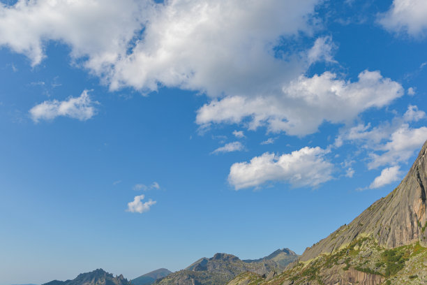 峰下蓝天携云，准备攀登岩脊，行在山谷图片下载