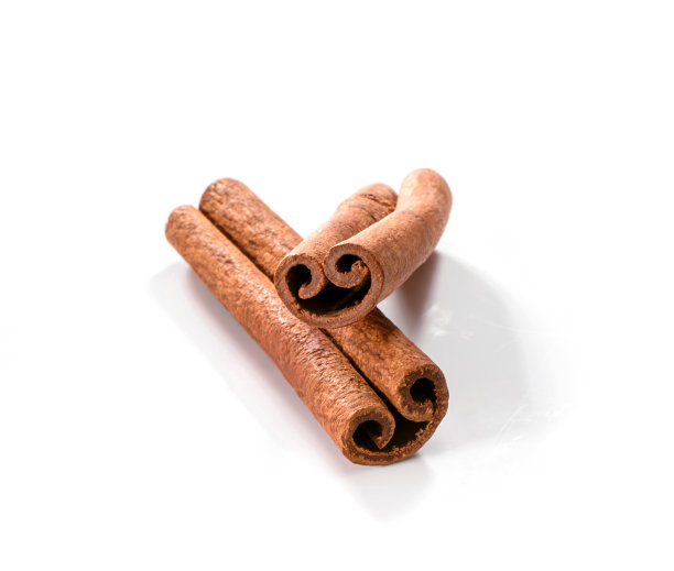 两个肉桂棒近距离孤立的白色背景图片下载