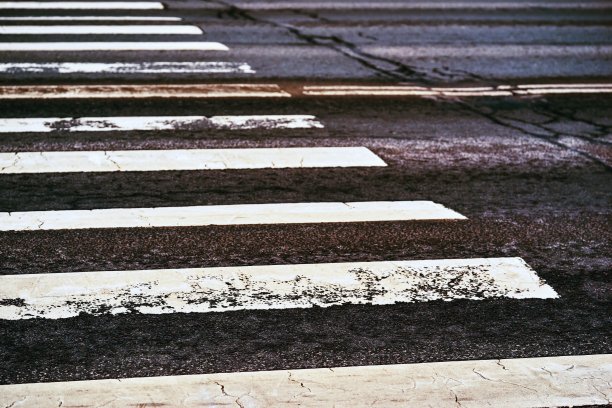 旧行人过路标志图片下载