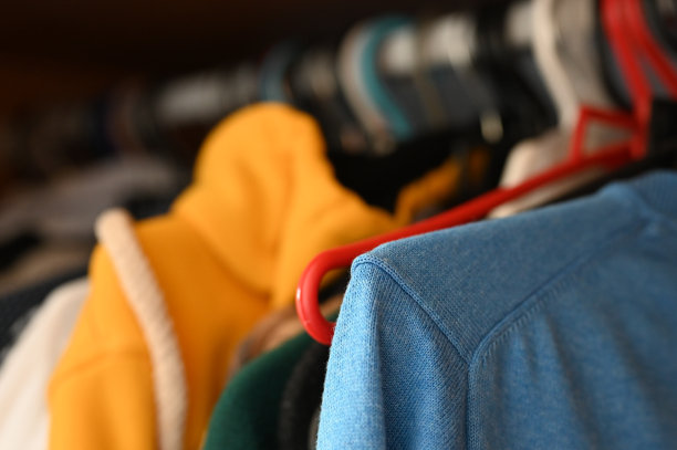 衣柜里的蓝色夹克图片下载