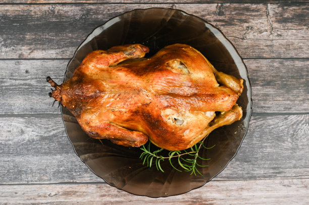 木制背景上的烤鸡图片下载