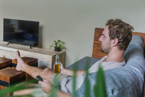 孤独的男人独自在家看电视图片下载