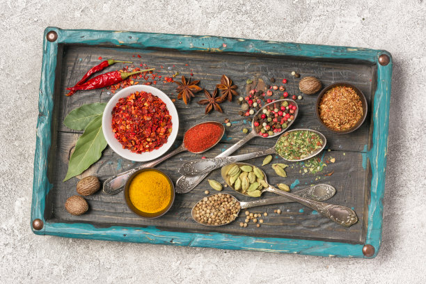 香料作为健康食品的配料在复古木绿松石图片下载
