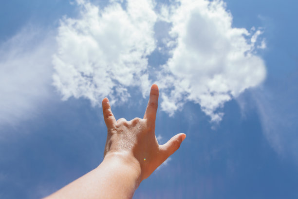 把手举向天空图片下载