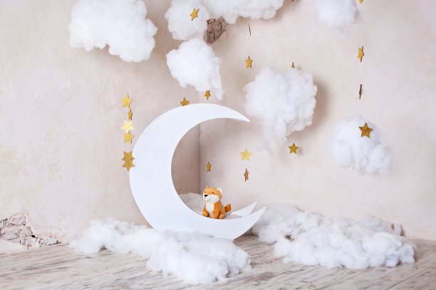 室内装饰有月亮、星星、云彩。的房间的装饰。孩子的房间。装饰白色木制月亮。明信片。木生态玩具。孩子的教育。儿童玩具狐狸图片下载