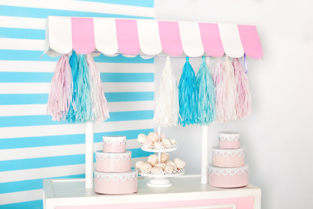 蓝色条纹背景的儿童房。糖果摊图片区有大杏仁饼干，糖果和棉花糖。冰淇淋推车。为生日装饰房间。购物车和糖果棒。图片下载