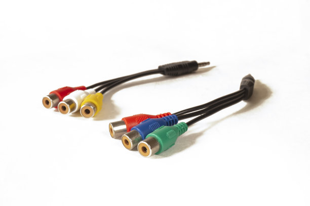 一组隔离在白色背景上的视频连接器。图片下载