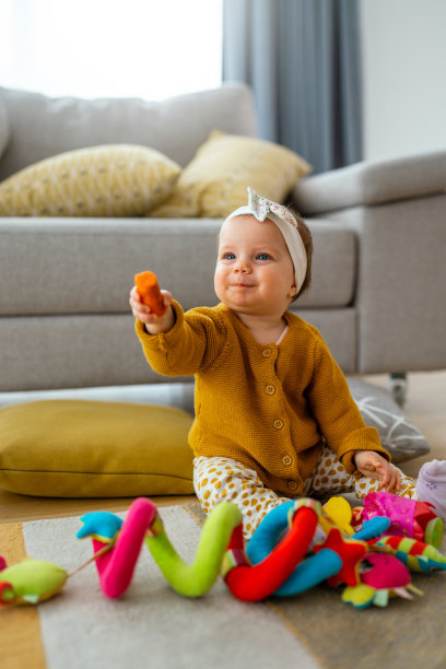 可爱的宝宝在家里玩五颜六色的玩具图片下载