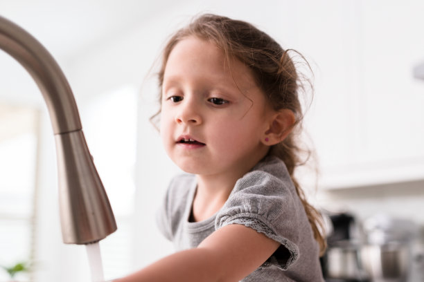 可爱的小女孩洗手图片下载