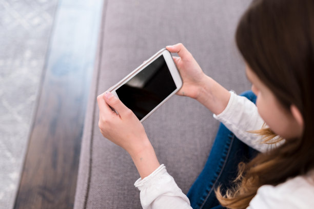 小学生玩智能手机游戏图片下载