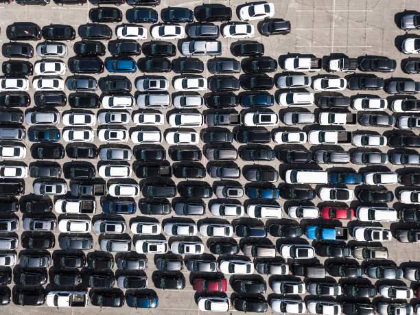 停车场里的一排汽车图片下载
