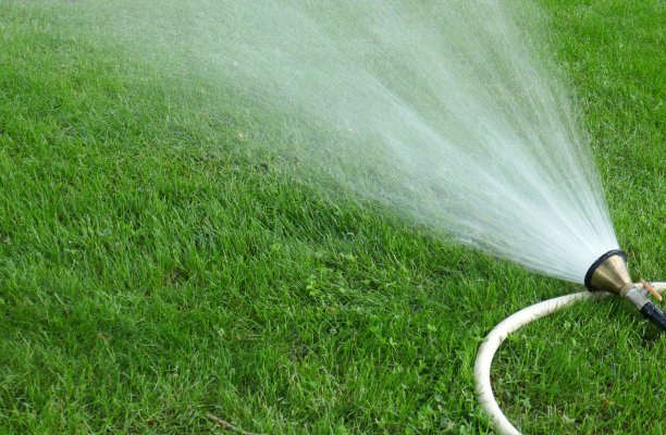 用洒水系统灌溉草坪图片下载