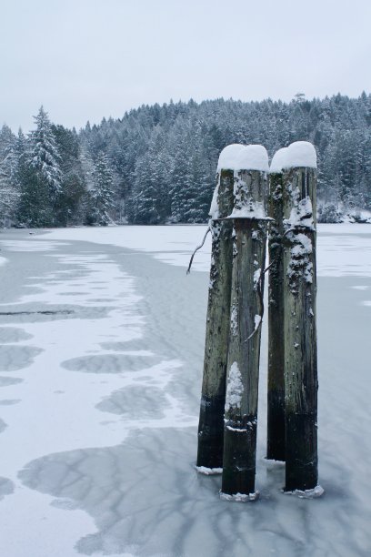 在一个冻结的水口图片下载
