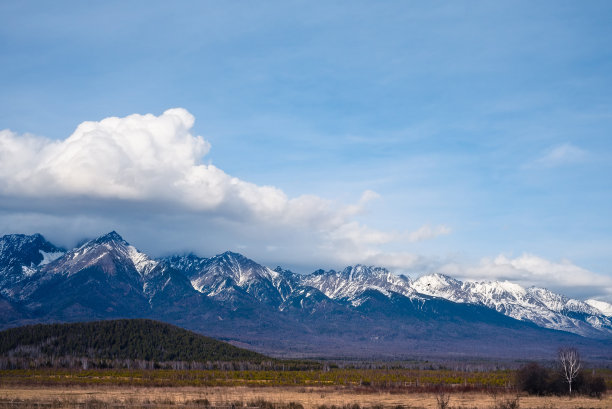下午的风景。白雪皑皑的山峰图片下载