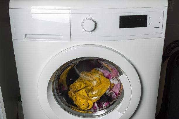 Сlose-up在洗衣机洗衣服的观点。国内常规的概念。图片下载