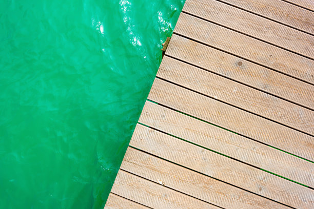 有绿松石水的游泳湖图片下载