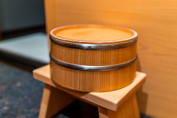 柏木桑拿浴缸木桶传统日本房间与水凳在家庭住宅或温泉酒店浴室内部与日本无人图片下载