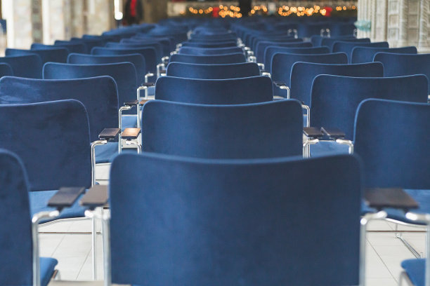 会议厅里一排排的蓝色椅子图片下载