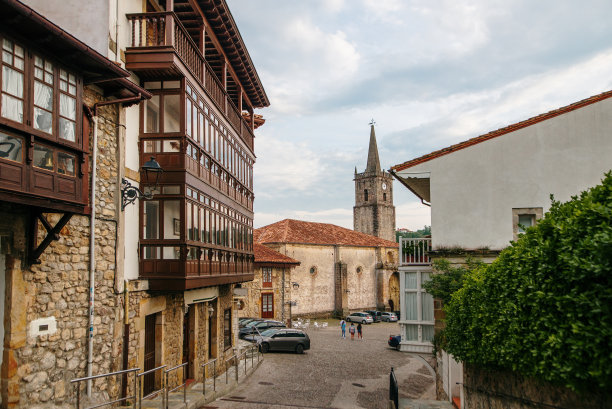 西班牙坎塔布里亚Comillas镇广场图片下载