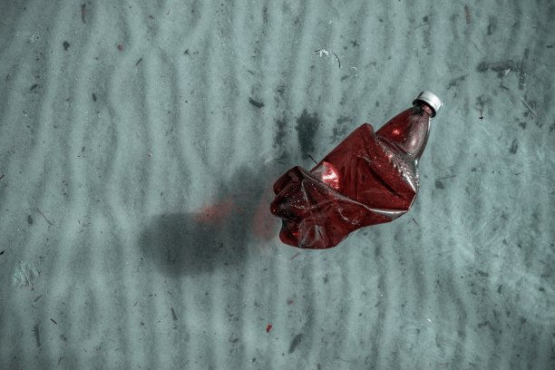 废物管理。塑料垃圾对环境的影响。垃圾垃圾在海洋中。保护自然、保护生态、保护污染的理念。图片下载