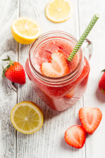 白色木质背景上的一杯草莓奶昔图片下载