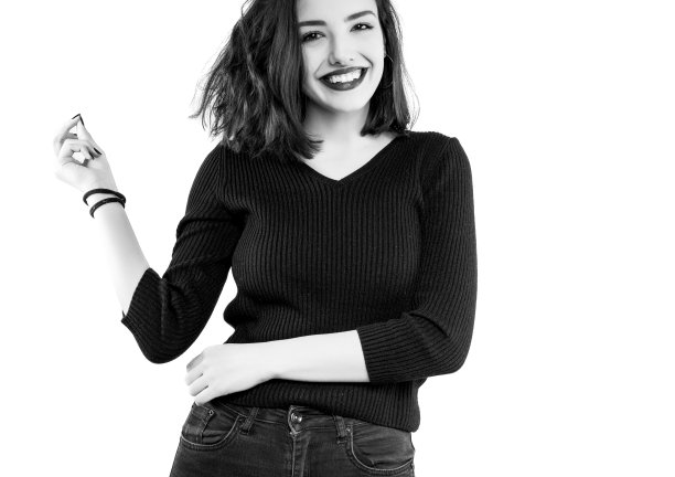 黑白美丽的微笑女人肖像孤立在白色的背景。图片下载