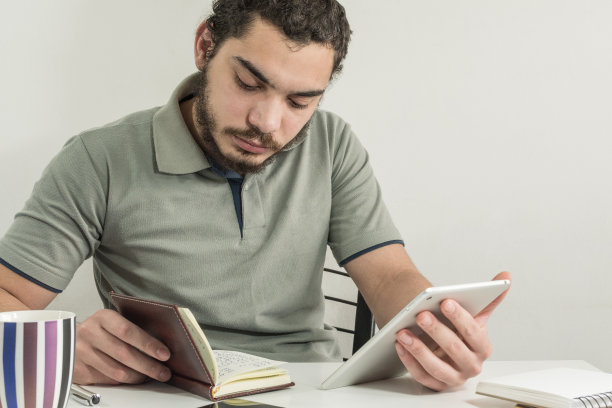 在家用桌子的年轻男人图片下载