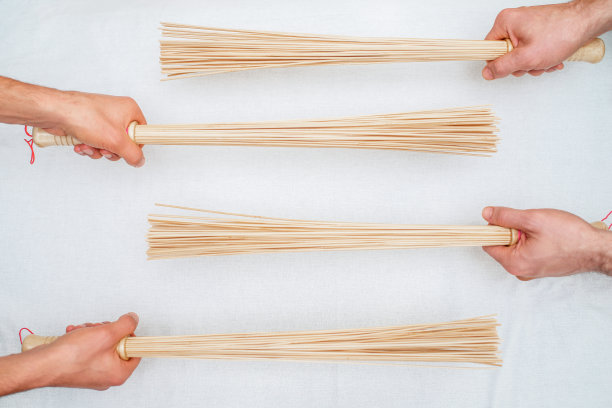 竹扫帚在按摩手。图片下载