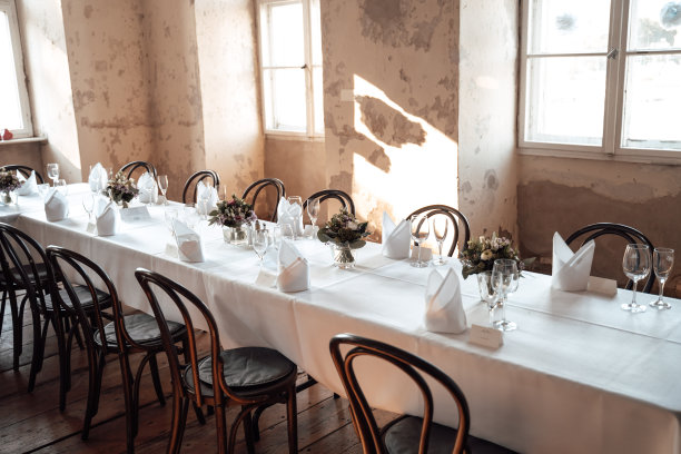 一张空荡荡的大家庭餐桌的照片图片下载