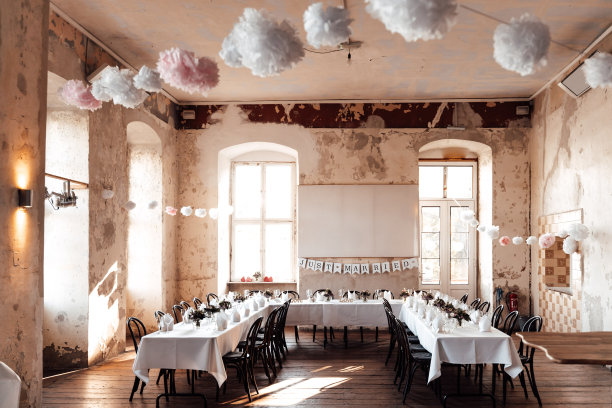 婚礼餐桌上的照片图片下载