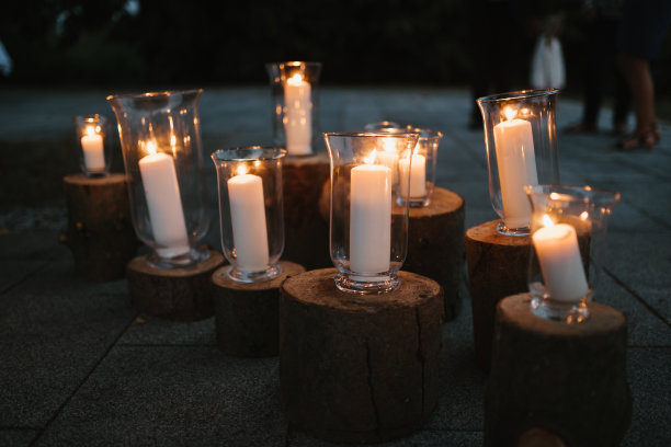 白色蜡烛的照片在玻璃上的木头图片下载