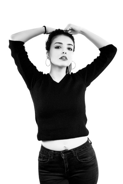 黑色和白色的深褐色女孩抱着她的黑色头发孤立在白色的背景。图片下载