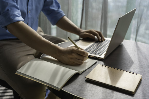 近手亚洲人注意网上学习在家图片下载