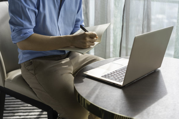 近手亚洲人注意网上学习在家图片下载