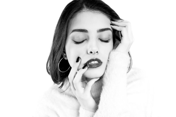 黑人和白人年轻女子触摸她的脸孤立在白色的背景。图片下载