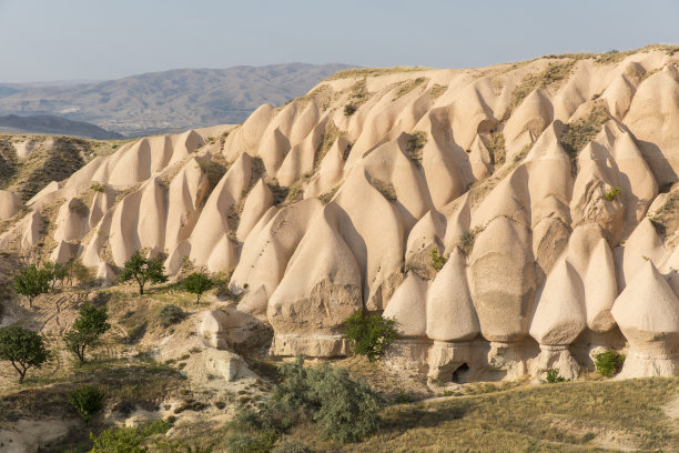 晴空下的岩层景观图片下载