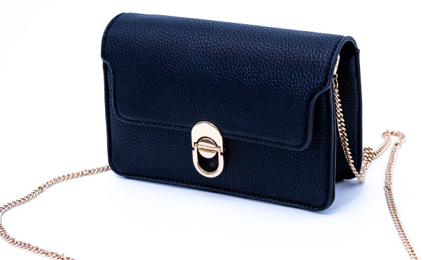 黑人妇女的包孤立在白人身上。图片下载