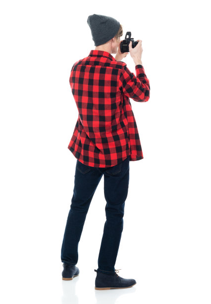 白人年轻男性摄影师站在白色背景穿着纽扣衬衫和拿着相机图片下载