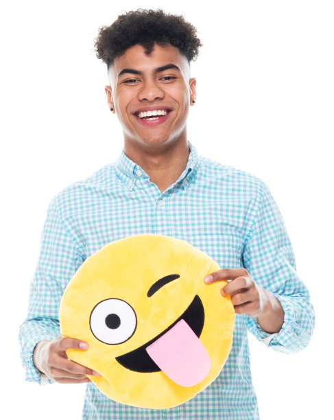 z一代的十几岁男孩穿着卷着的袖子站在白色背景前图片下载