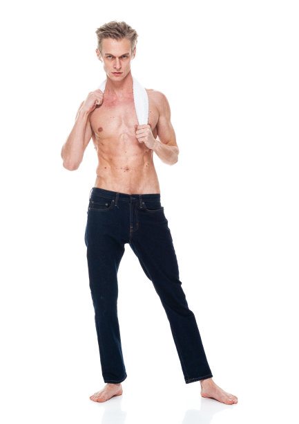 白人年轻男性穿着牛仔裤站在白色背景前图片下载