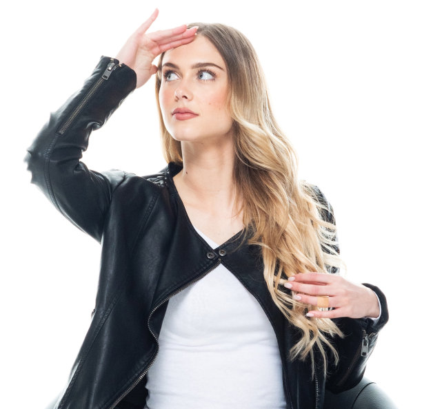 白人女性穿着皮夹克在白色背景前图片下载