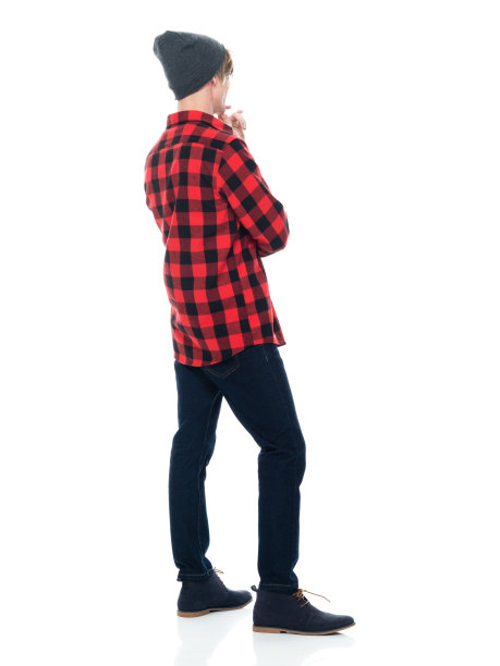 白人年轻男性潮人站在白色背景穿着格子衬衫图片下载
