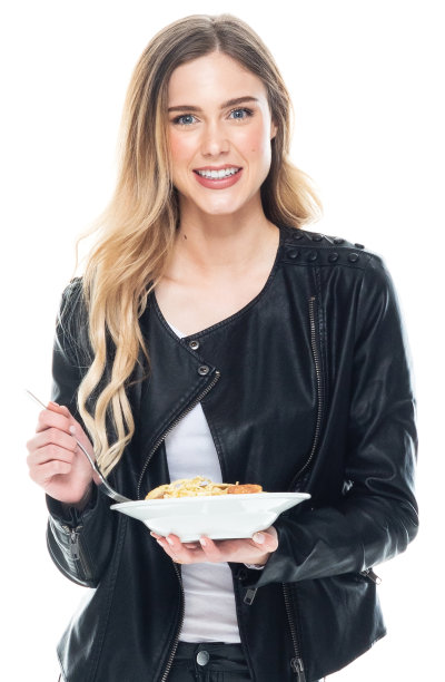 白人年轻女性穿着衬衫站在白色背景前图片下载