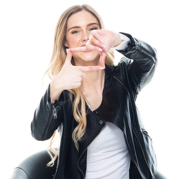 z一代的年轻女性穿着裤子站在白色背景前图片下载