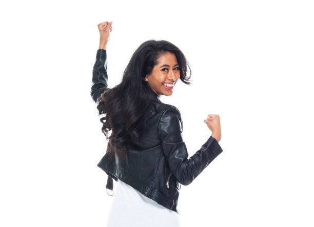 拉丁美洲和西班牙裔女性在白人背景下穿着皮夹克图片下载