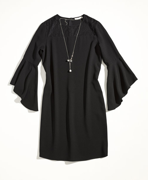 时尚的黑色连衣裙孤立在粉红色的背景图片下载