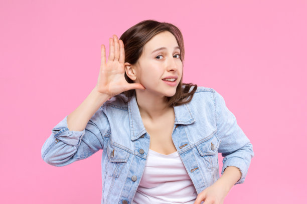 年轻的成年女性被隔离在粉红色的背景上图片下载