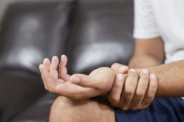 一个手疼的男人图片下载