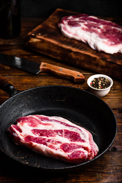 生猪颈牛排煎锅图片下载