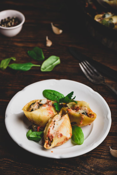 以碎牛肉、菠菜和芝士为馅料的意大利面图片下载